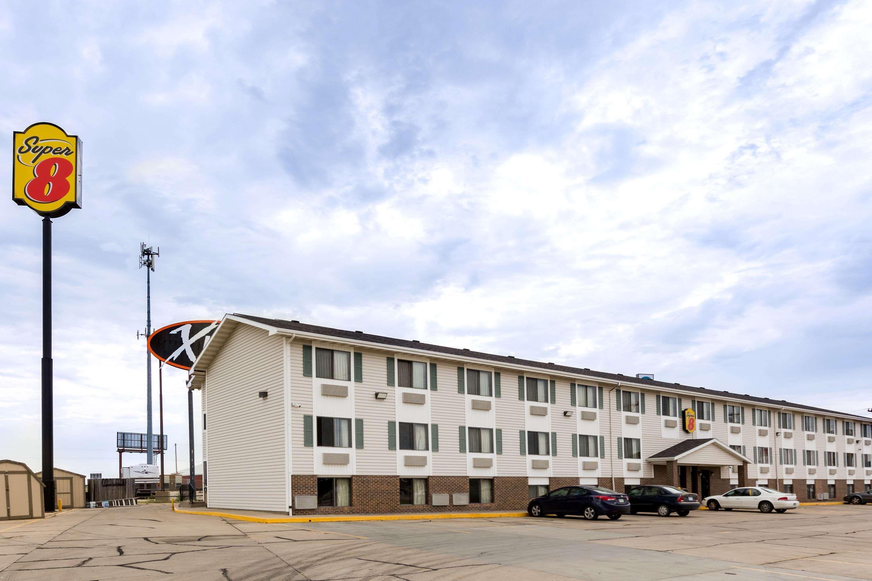 Super 8 By Wyndham Hays Ks Hotel Exterior photo