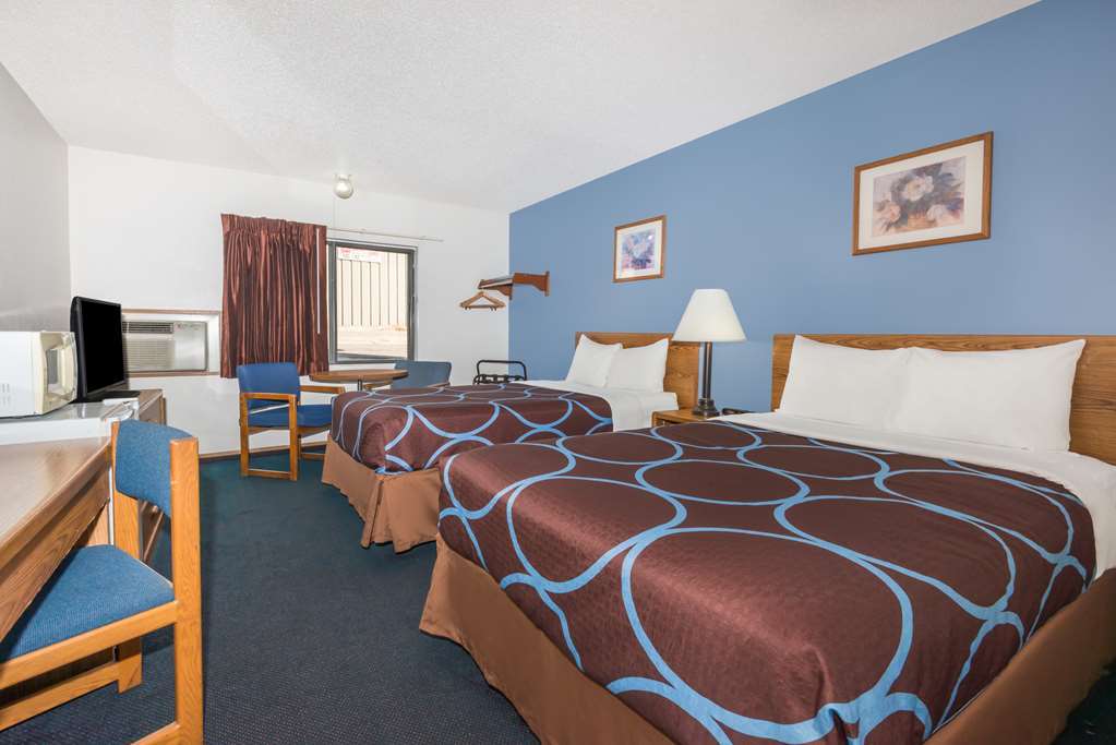 Super 8 By Wyndham Hays Ks Hotel Room photo