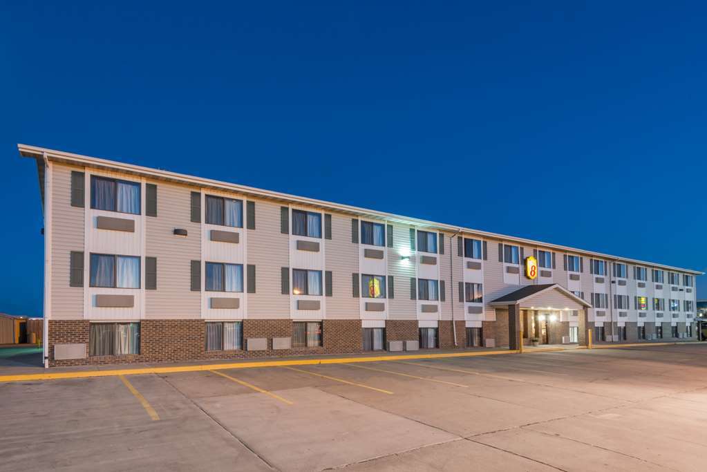 Super 8 By Wyndham Hays Ks Hotel Exterior photo