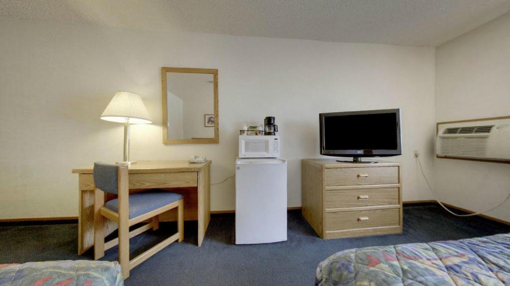 Super 8 By Wyndham Hays Ks Hotel Room photo